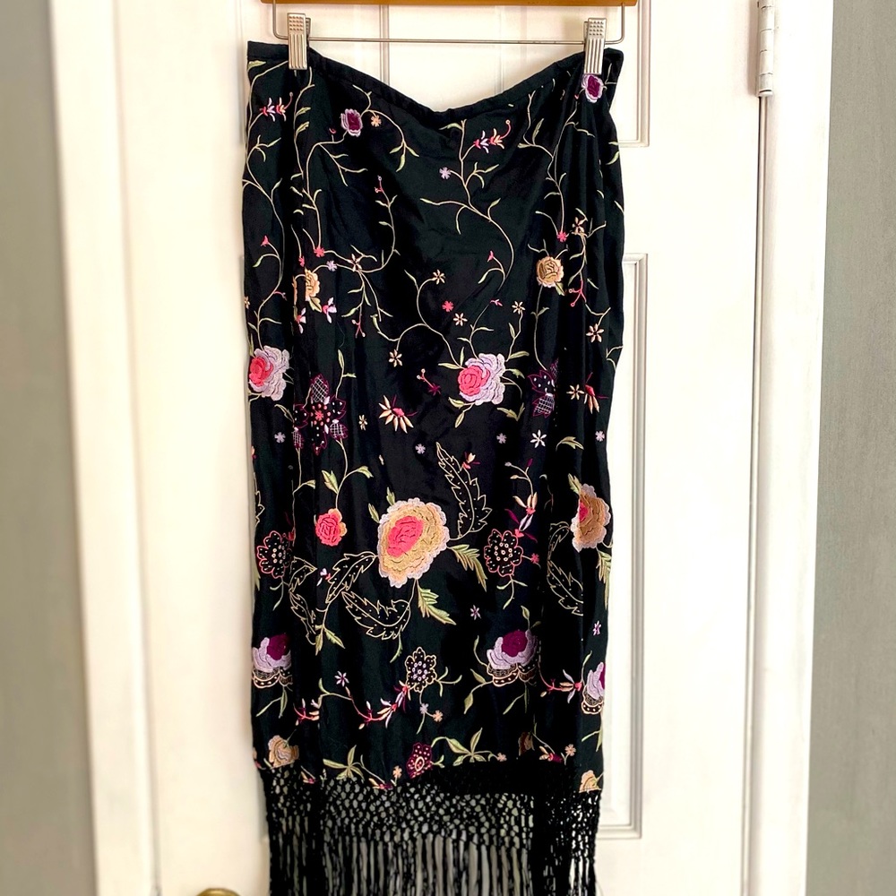 GAP size 12 flower embroidered black skirt